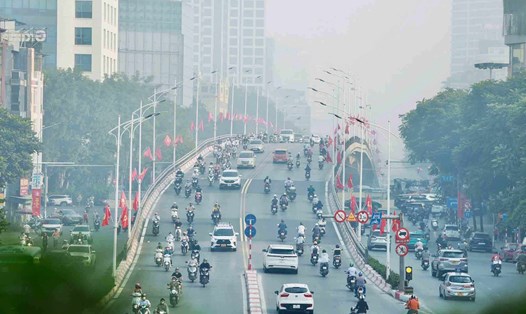 Ô nhiễm môi trường thường nặng nhất vào sáng sớm, chiều tối và ban đêm. Ảnh: Xuyến Anh