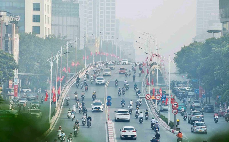 Environmental pollution is often heaviest in the early morning, late afternoon and at night. Photo: Xuyen Anh