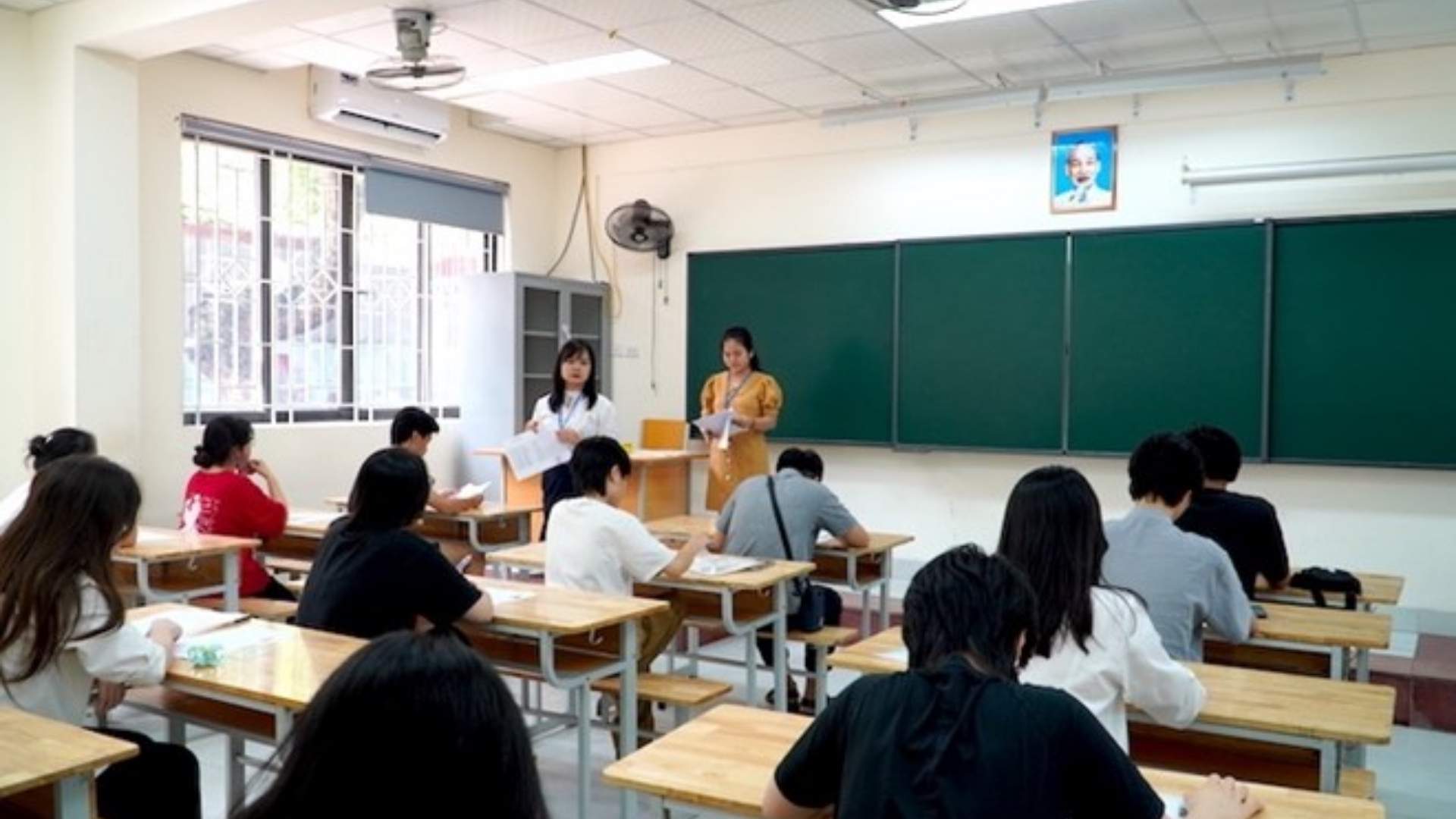 Are schools allowed to pay their own Tet bonuses to teachers?