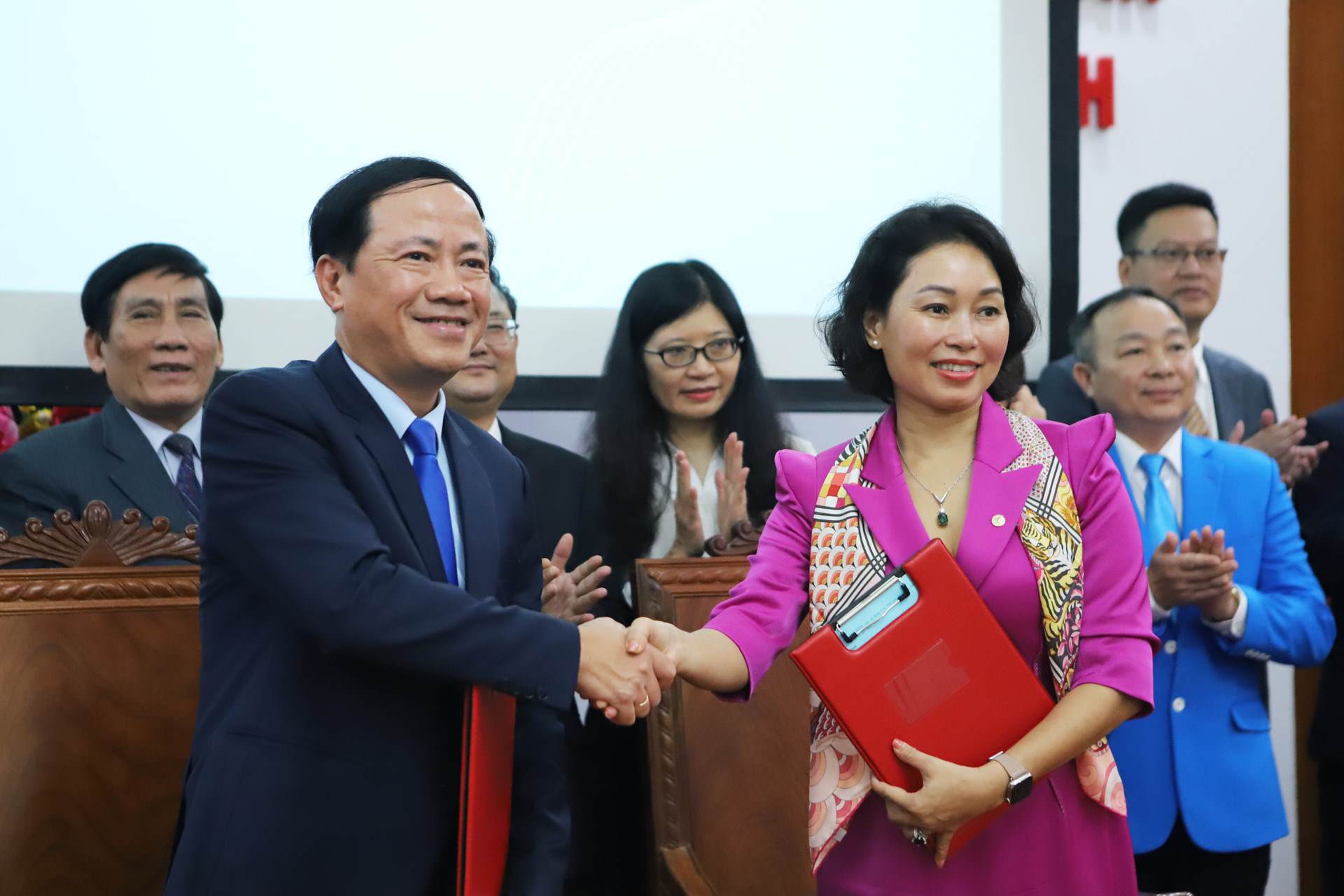 Mr. Pham Anh Tuan - Chairman of Binh Dinh Provincial People's Committee and Ms. Le Thi Thu Thuy - Vice President of Vingroup Corporation represented the two sides to sign the cooperation agreement. Photo: Phuong Thao