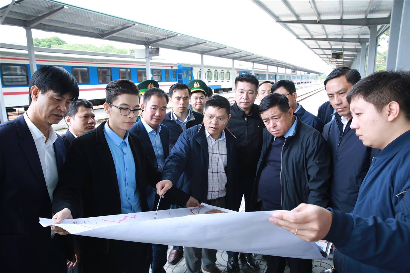 Minister of Planning and Investment Nguyen Chi Dung (third from right) inspects projects in Lao Cai. Photo: Lao Cai Portal