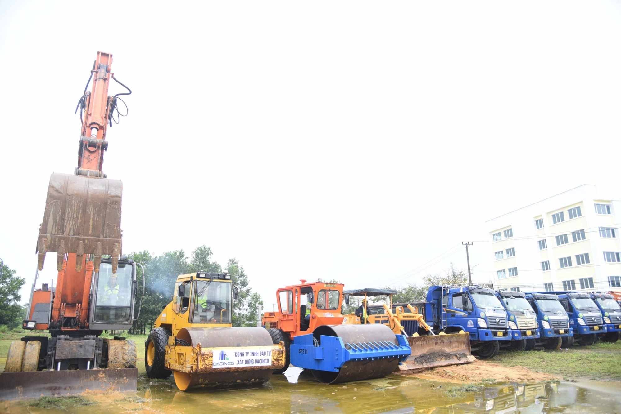 On November 25, Danang University held a groundbreaking ceremony for the construction of the Technical Infrastructure Project, Sub-project 1 "Construction of technical infrastructure and urgent works for Danang University". Photo: Nguyen Linh