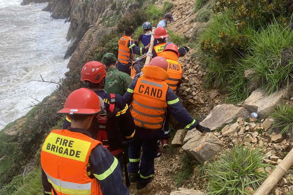 By the afternoon of November 28, authorities in Binh Dinh province had brought the body of the young man who fell to his death down the cliff to shore. Photo: Police
