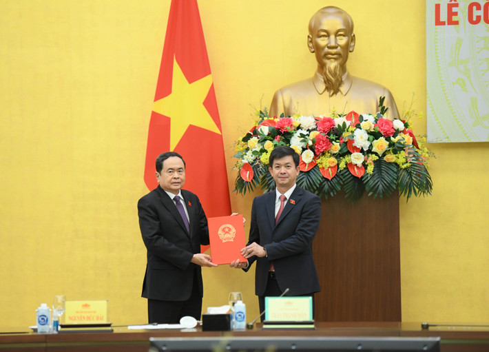 Politburo member and National Assembly Chairman Tran Thanh Man presents the decision to appoint Mr. Le Quang Tung as Head of the National Assembly Office. Photo: Quochoi.vn