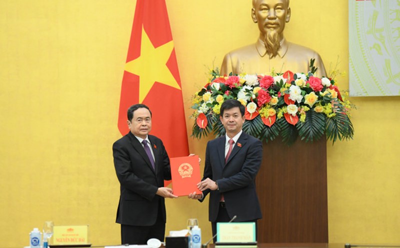 Politburo member and National Assembly Chairman Tran Thanh Man presents the decision to appoint Mr. Le Quang Tung as Head of the National Assembly Office. Photo: Quochoi.vn