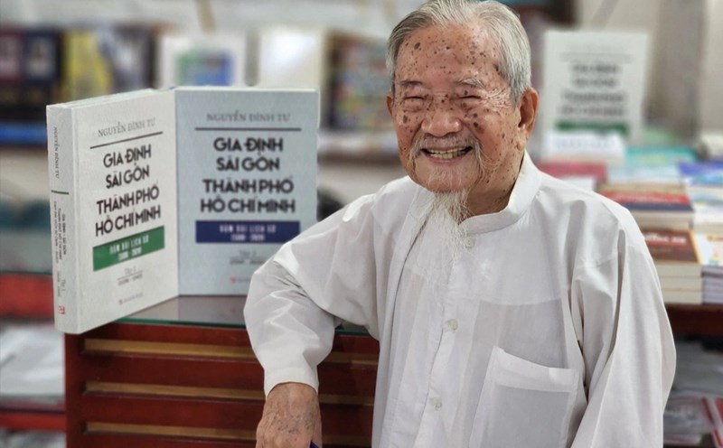 The book series "Gia Dinh - Saigon - Ho Chi Minh City: Long Mile of History (1698-2020)" by researcher Nguyen Dinh Tu was nominated for the A prize of the 7th National Book Award. Photo: Publishing House