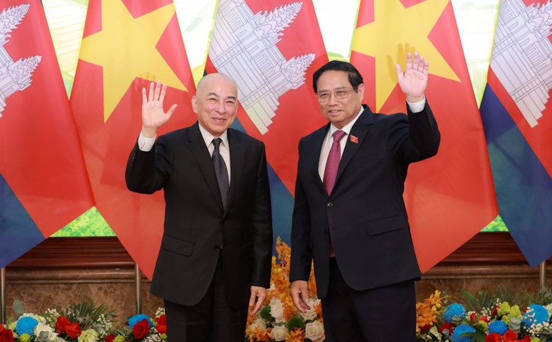 Prime Minister Pham Minh Chinh meets with Cambodian King Norodom Sihamoni. Photo: Hai Nguyen