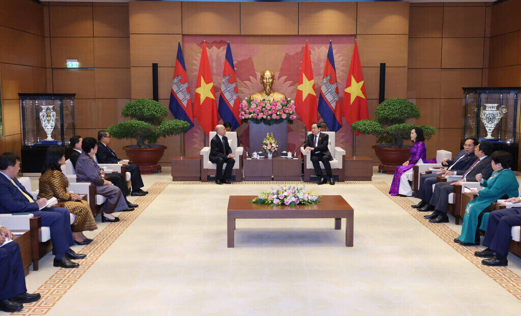National Assembly Chairman Tran Thanh Man meets with Cambodian King Norodom Sihamoni. Photo: Hai Nguyen