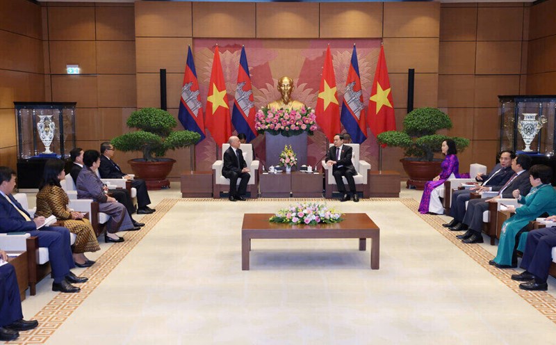 National Assembly Chairman Tran Thanh Man meets with Cambodian King Norodom Sihamoni. Photo: Hai Nguyen