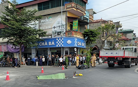 A woman died in a collision with a truck in Hai Duong. Photo: Nam Sach District Portal