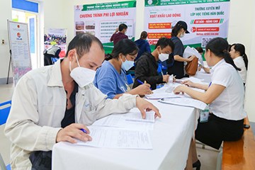 Consulting on job opportunities and labor export for people during a job transaction session at Nghe An Provincial Employment Service Center. Photo: Dinh Tuyen