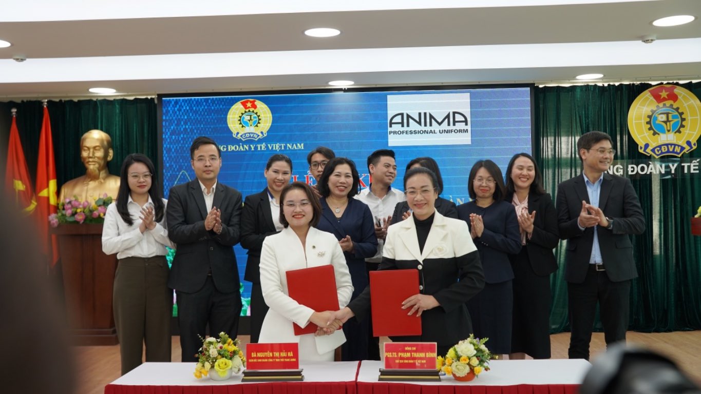 Ms. Pham Thanh Binh, Chairwoman of the Vietnam Health Trade Union (front row, right) and representative of Anima Vietnam Fashion Company Limited signed a welfare cooperation agreement. Photo: Thao Van