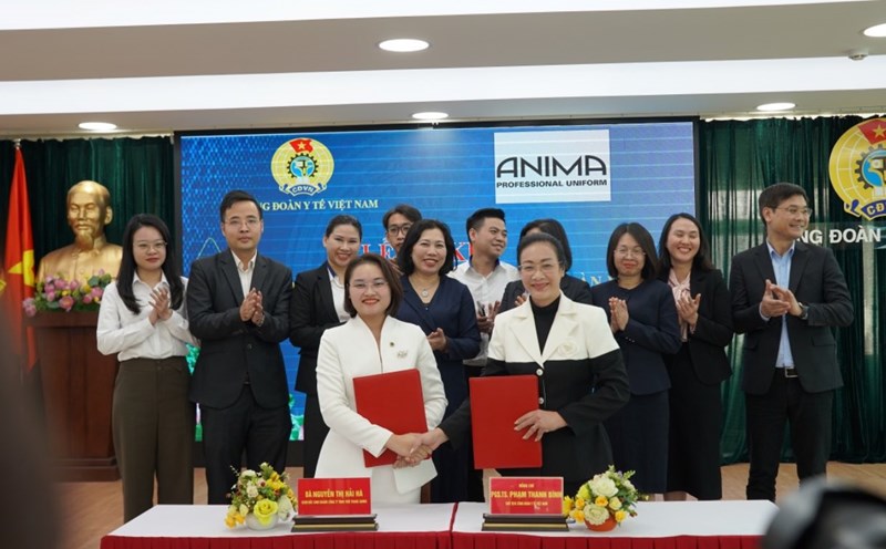 Ms. Pham Thanh Binh, Chairwoman of the Vietnam Health Trade Union (front row, right) and representative of Anima Vietnam Fashion Company Limited signed a welfare cooperation agreement. Photo: Thao Van