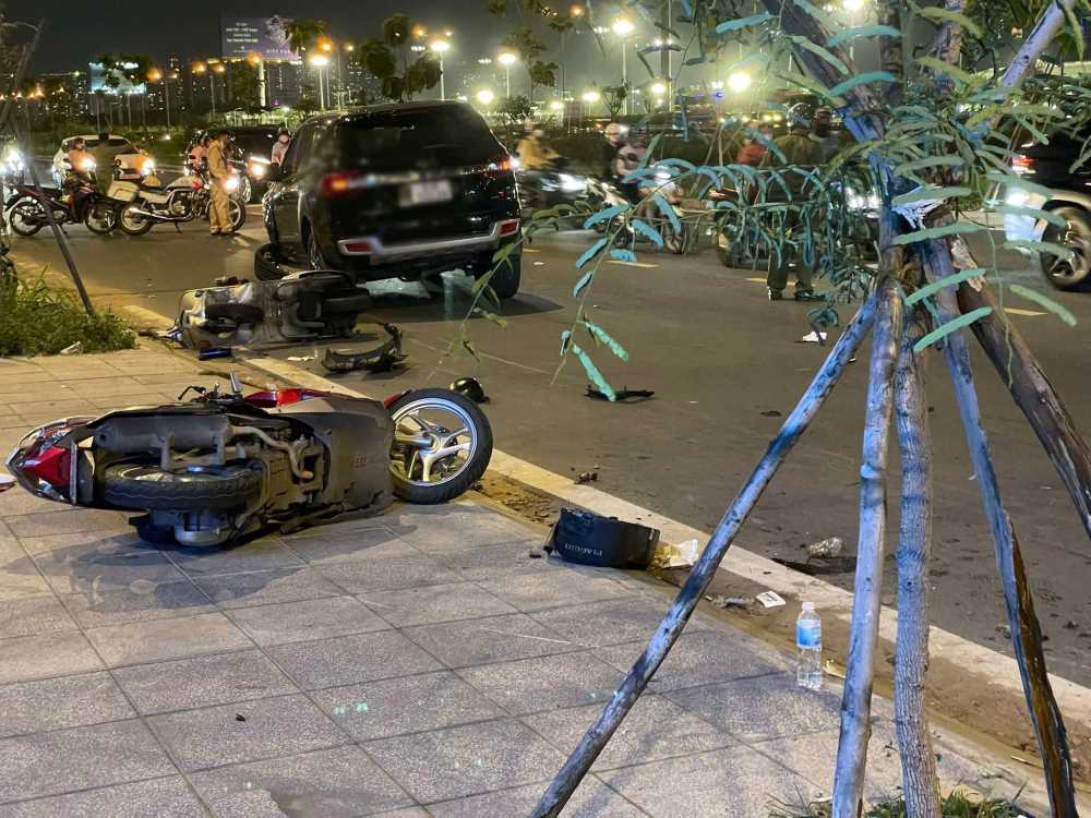 Scene of 7-seat car hitting multiple vehicles at the gateway to Ho Chi Minh City.