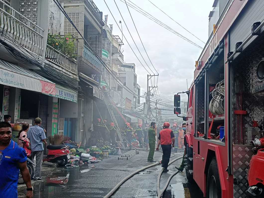 The fire that killed four family members was located near Phuong Sai market. Photo: Huu Long