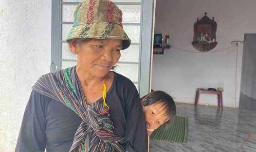 Bà H'Mbeo cùng cháu bên căn nhà mới khang trang. Ảnh: Phong Nha