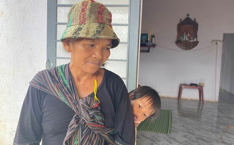 Mrs. H'Mbeo and her grandchildren in their new, spacious house. Photo: Phong Nha