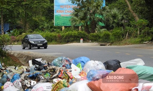 Bãi rác lớn nằm ven Quốc lộ 2 đoạn gần tấm biển “Huyện Đoan Hùng kính chào quý khách“. Ảnh: Tô Công.