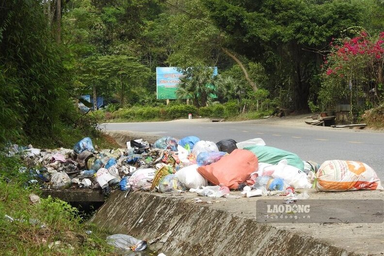 Bãi rác lớn đã “phá” cảnh quan khu vực này. Ảnh: Tô Công.