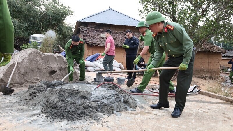 Cán bộ, chiến sĩ các đơn vị công an trên địa bàn tỉnh Lạng Sơn hỗ trợ xóa nhà tạm. Ảnh: Gia Bảo