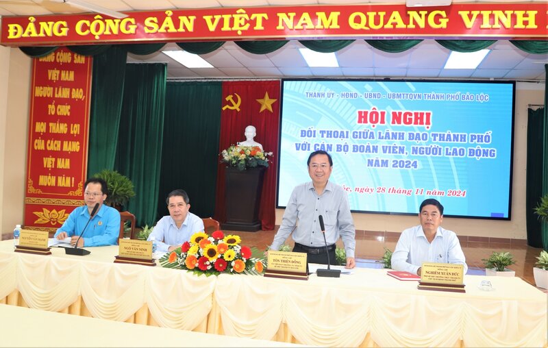 Bao Loc city leaders listened to recommendations and proposals from officials, union members and workers at the dialogue. Photo: LAM DUC