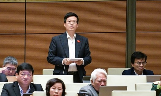 Đại biểu Đỗ Chí Nghĩa (Đoàn Phú Yên) cho biết, hiện nay đời sống, thu nhập của cán bộ, phóng viên giảm sút rất nhiều, vì vậy, cần giảm thuế thu nhập doanh nghiệp xuống mức 10% đối với cơ quan báo chí. Ảnh: Quốc hội