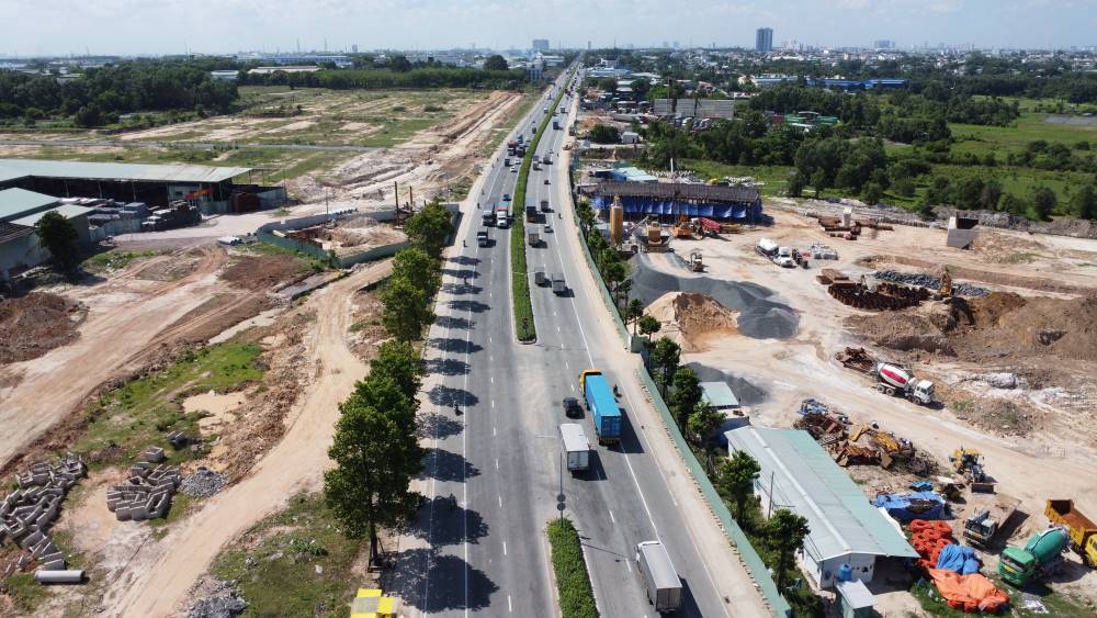 Construction site of Binh Chuan intersection of Ho Chi Minh City Ring Road 3 project through Binh Duong province. Photo: Dinh Trong