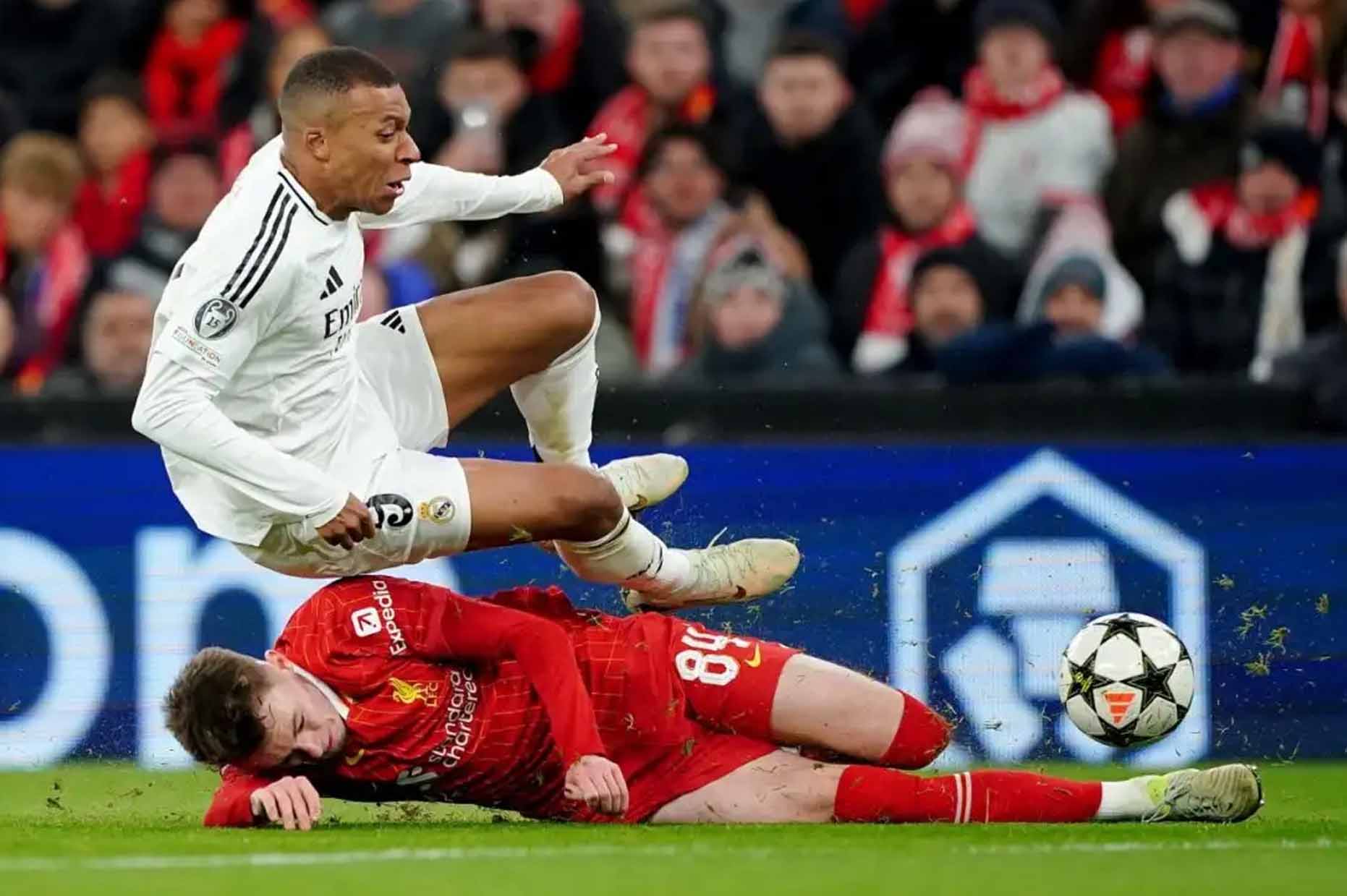 Conor Bradley da phong toa hoan toan Kylian Mbappe trong tran thu hung tai Anfield. Anh: Football 365