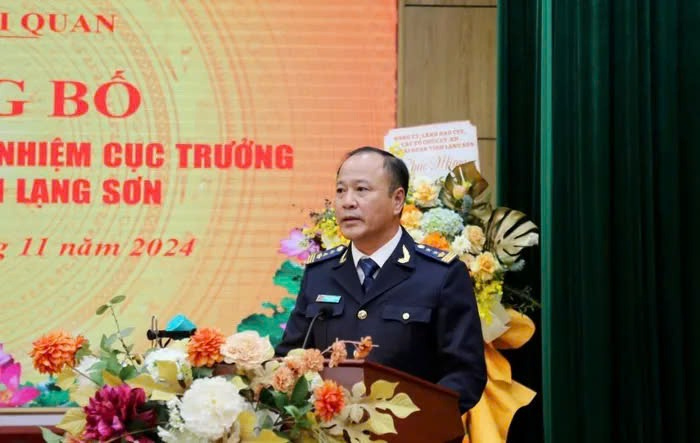 Mr. Nguyen Van Hoan, Deputy Director of the Anti-Smuggling Investigation Department (General Department of Customs) was transferred and appointed to the position of Director of Lang Son Customs Department. Photo: Tri Dung