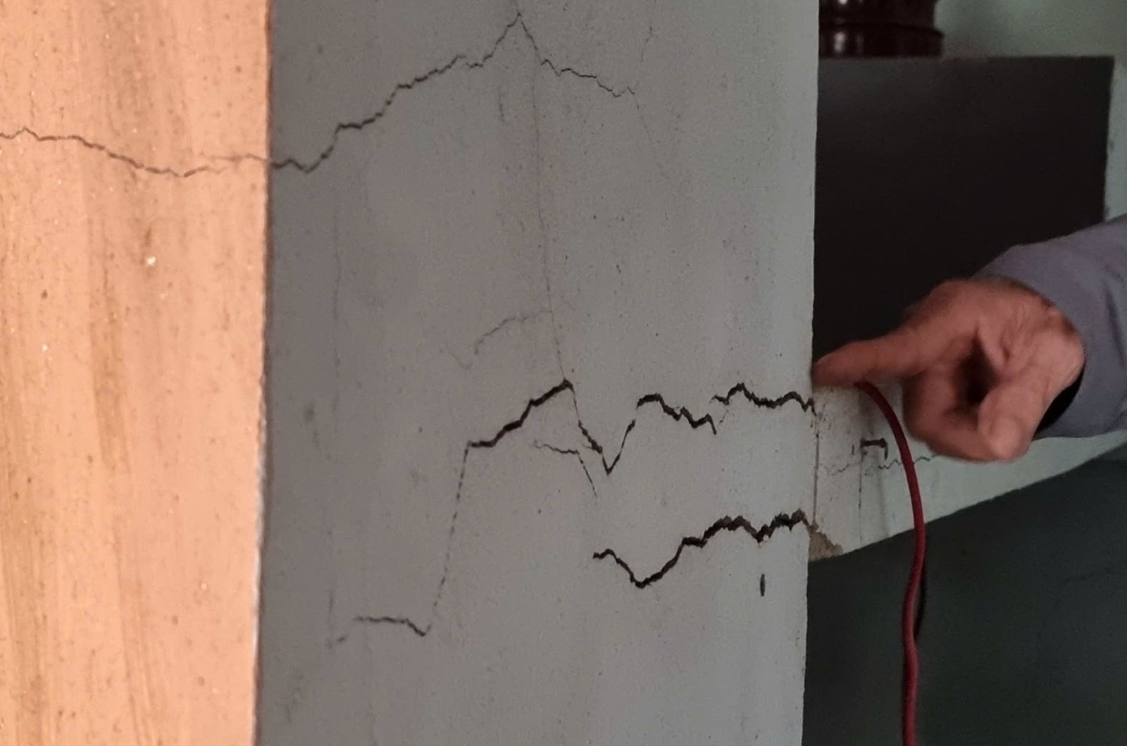 Cracks in people's houses near the Van Ninh - Cam Lo expressway construction site. Photo: Hung Tho.