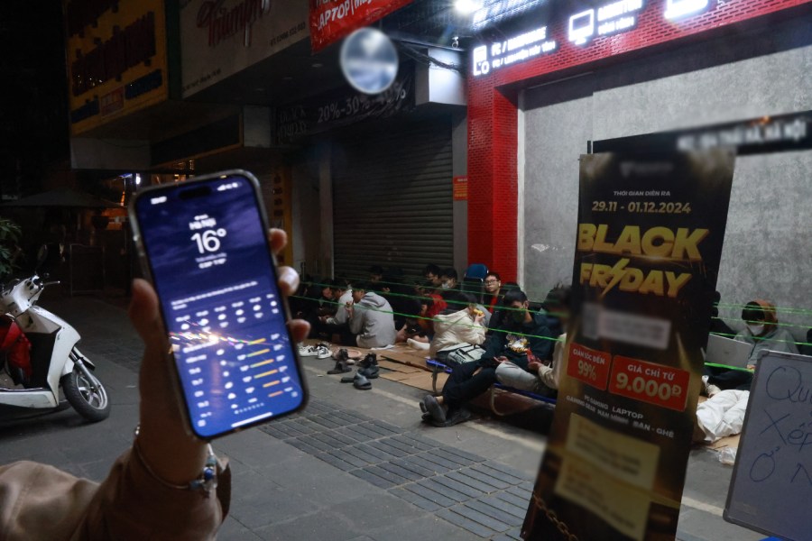 Cold 16 degrees, young people still wait all night to hunt for Blackfriday sales