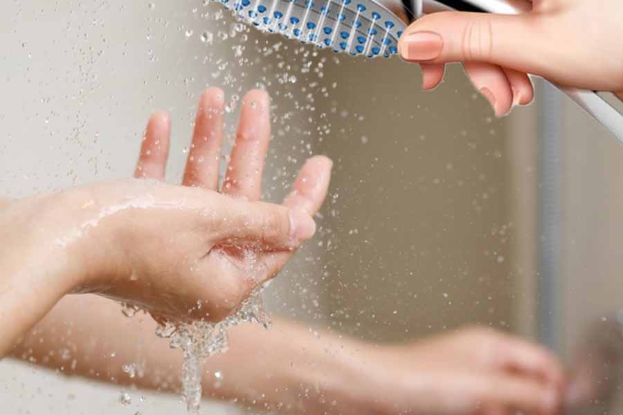 Hot baths can damage your skin. Graphics: Thien Nhan