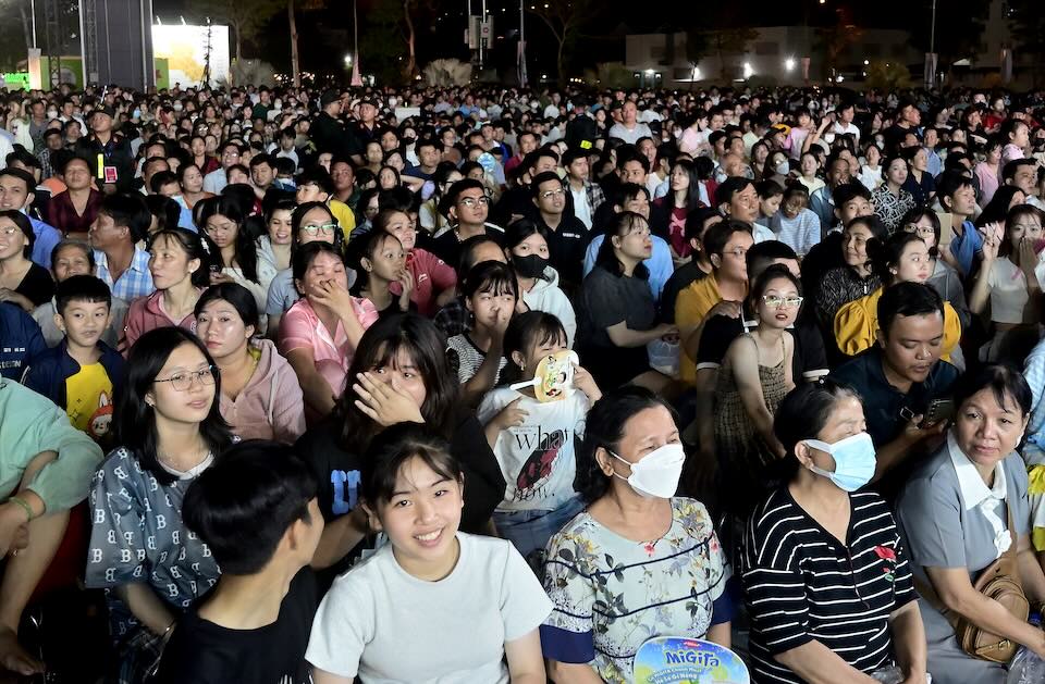 Dong dao nguoi dan tham du le khai mac va thuong thuc cac chuong trinh bieu dien nghe thuat. Anh: Dat Phan