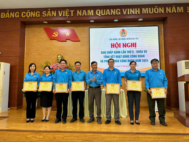 Chairman of Da Teh District Labor Federation - Mr. Truong Quang Lang awarded prizes to collectives and individuals who excellently completed the union's tasks in 2024. Photo: P.YEN