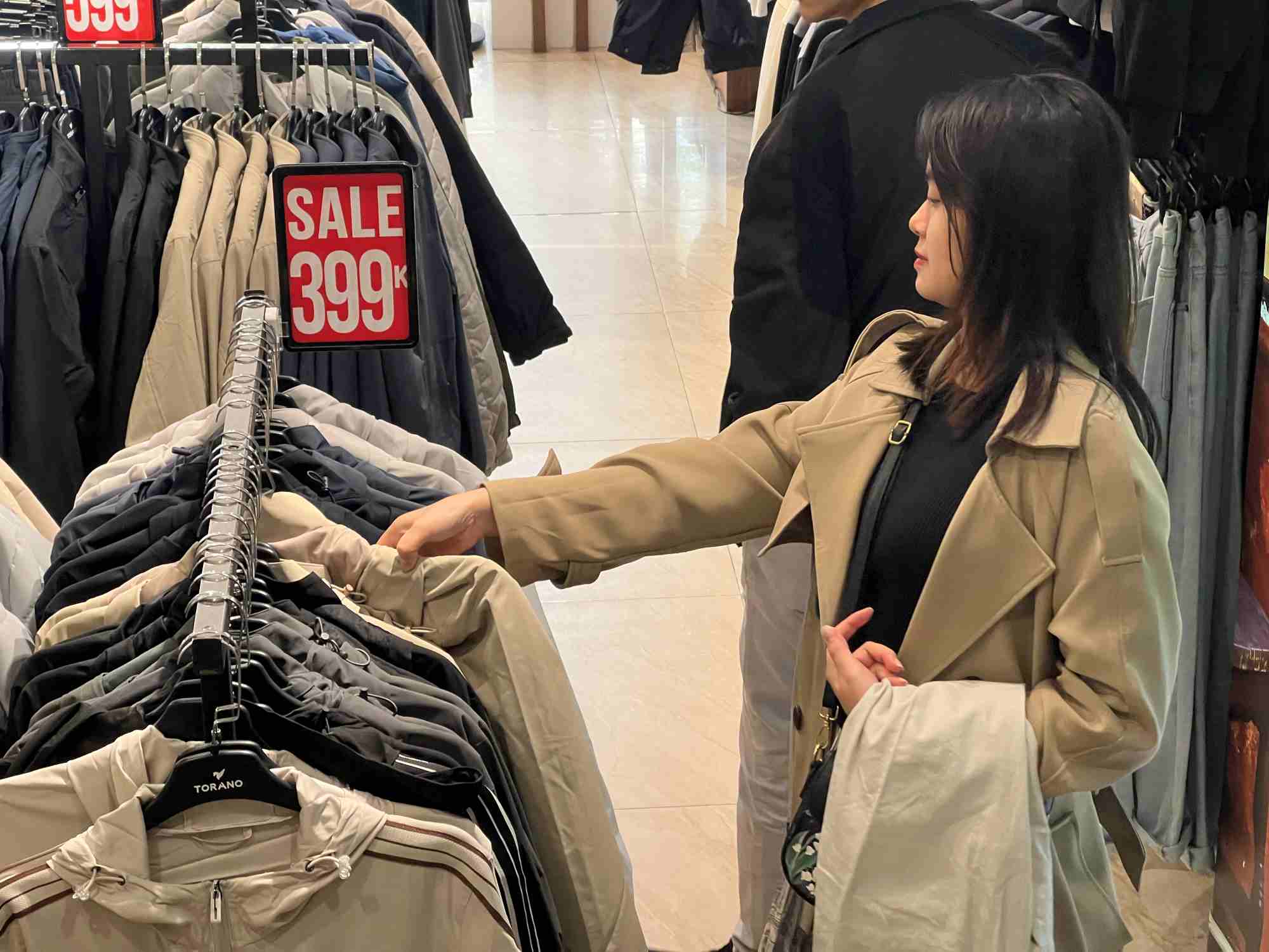 This year, Black Friday falls on November 29, but many stores have been aggressively launching promotions about a week in advance to attract customers. Photo: Cuong Ngo