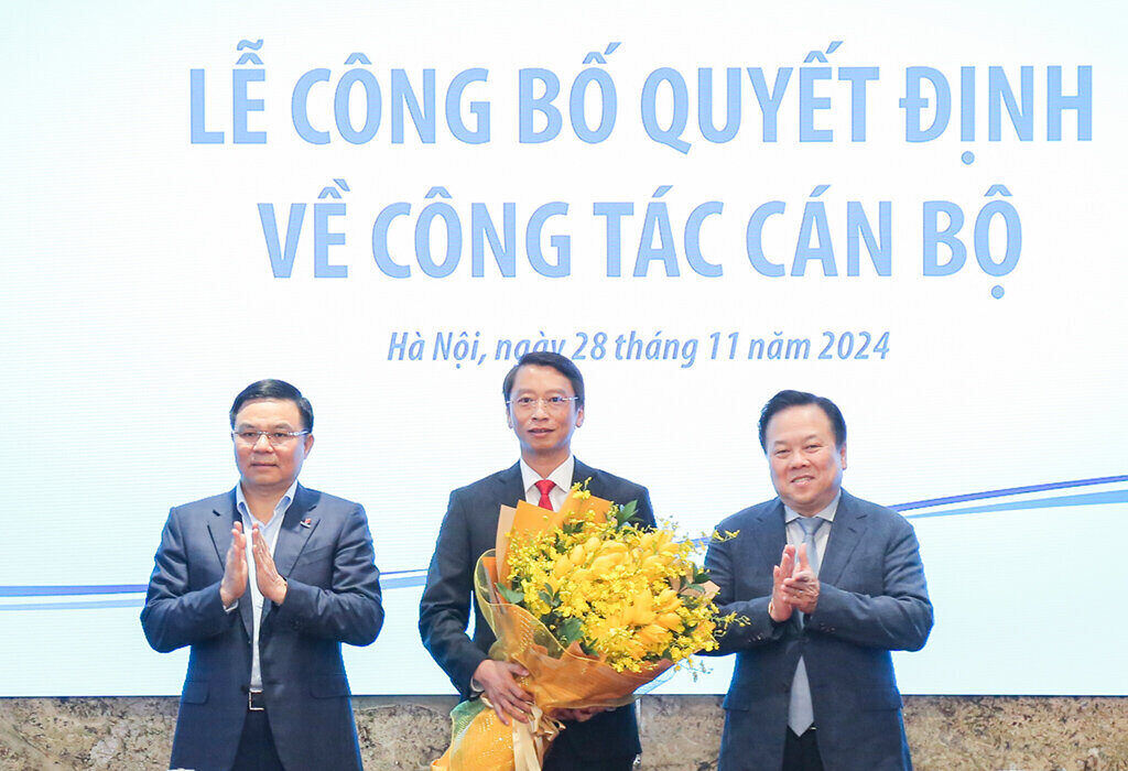Chairman of the State Capital Management Committee at Enterprises Nguyen Hoang Anh and Chairman of the Board of Members of Petrovietnam Le Manh Hung congratulated new member of the Board of Members of Petrovietnam Tran Hong Nam. Photo: CMSC