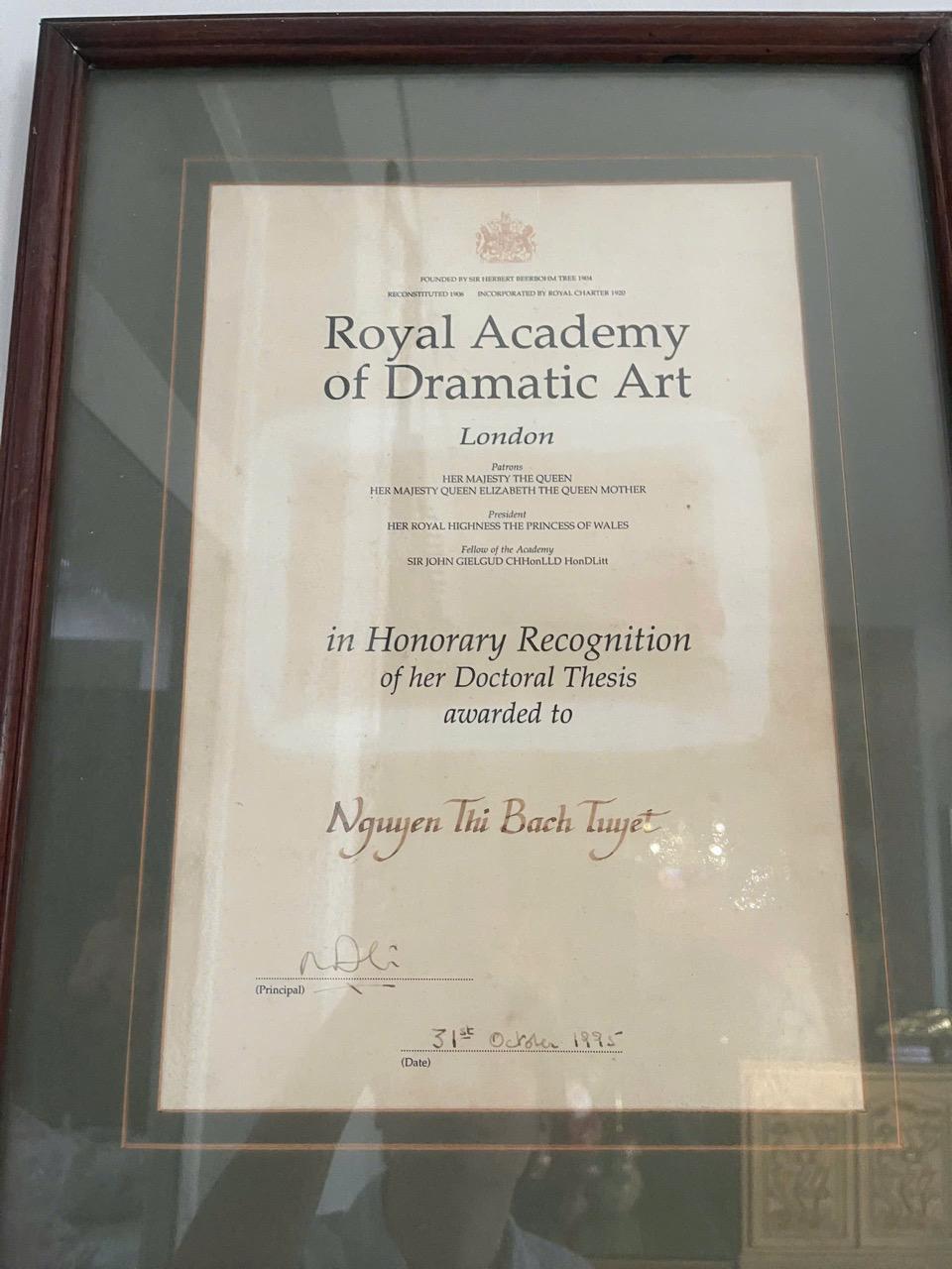 Doctorate degree of People's Artist Bach Tuyet. Photo: Artist provided.