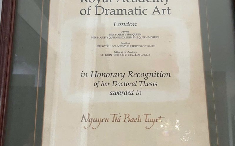 Doctorate degree of People's Artist Bach Tuyet. Photo: Artist provided.