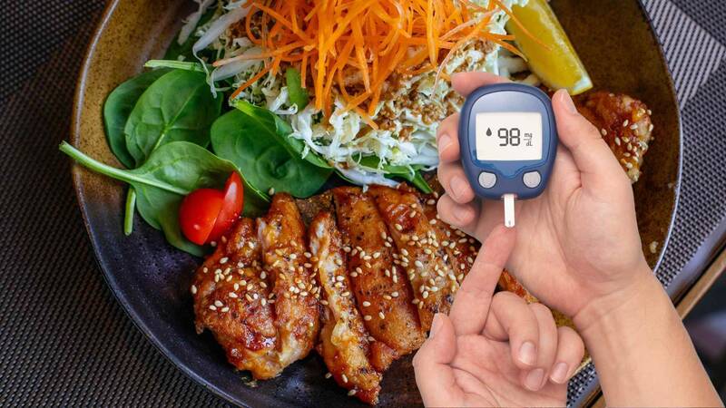 People with high blood sugar should eat dinner early. Graphics: Ha May