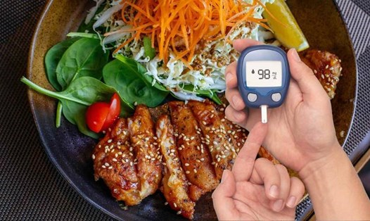 Người có đường huyết cao nên ăn tối sớm. Đồ họa: Hạ Mây