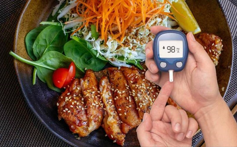 People with high blood sugar should eat dinner early. Graphics: Ha May