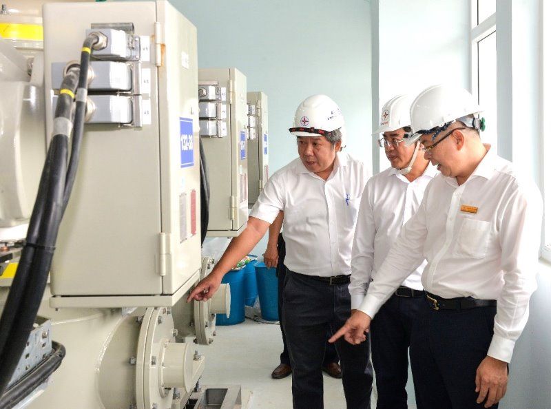 Mr. Nguyen Van Thanh - General Director of EVNHCMC (right cover) - and Mr. Bui Hai Thanh - Deputy General Director of EVNHCMC (standing in the middle) inspect the 110kV GIS system before energizing and operating. Photo: Provided by EVNHCMC