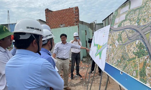 Đoàn khảo sát việc thực hiện dự án đường Vành đai 3 TPHCM qua Bình Dương. Ảnh: Đình Trọng