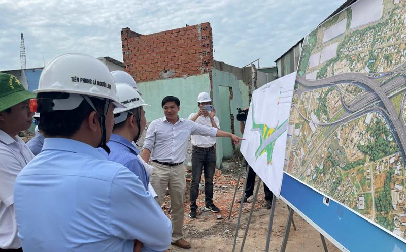 The delegation surveyed the implementation of the Ho Chi Minh City Ring Road 3 project through Binh Duong. Photo: Dinh Trong
