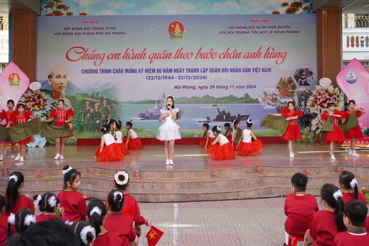 Art program "We march in the footsteps of heroes" by children of Hai Phong city. Photo: Mai Dung