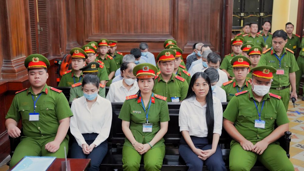 Các bị cáo trong vụ án Xuyên Việt Oil tại phiên tòa. Ảnh: Anh Tú