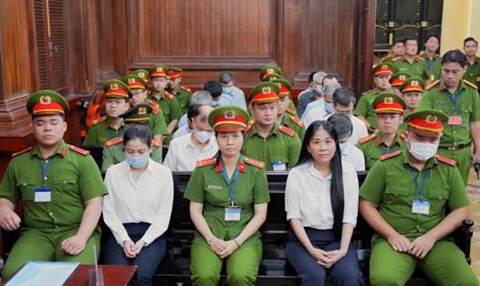 Các bị cáo trong vụ án Xuyên Việt Oil tại phiên tòa. Ảnh: Anh Tú