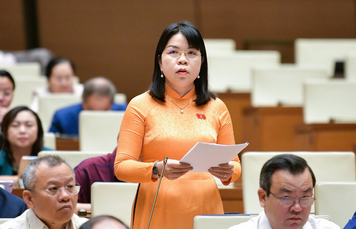 Delegate Nguyen Ngoc Xuan proposed adding the authority to supervise central agencies at the local level to the People's Council at the same level. Photo: Pham Thang