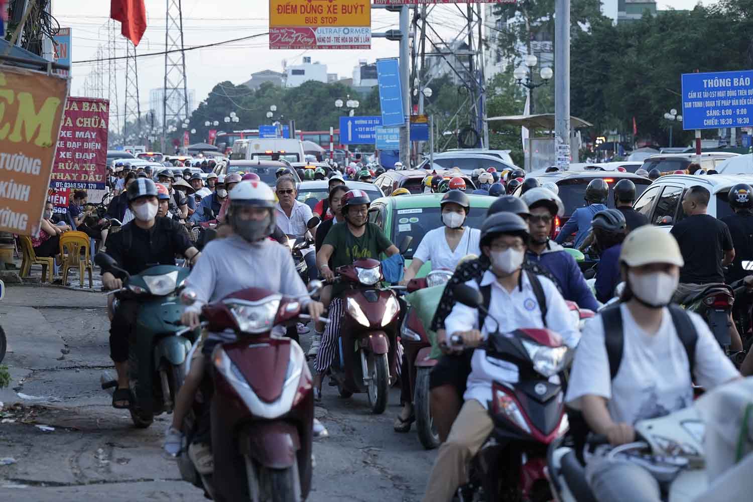 Duong Tam Trinh thuong xuyen un tac, dac biet vao gio cao diem. Anh: Huu Chanh