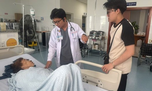 Khám chữa bệnh cho một trường hợp ngộ độc thực phẩm tại Bệnh viện Vũng Tàu. Ảnh: Hoàng Hường.